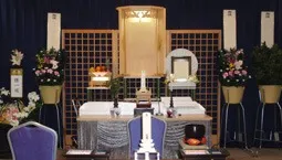 厨子を設置して本尊をおまつりしたシンプルな祭壇。