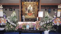 家族や親戚があつまり、寺院様不在の時間折鶴を折って過ごし折った鶴は棺へ。